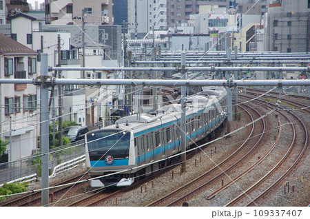京浜東北本線 233系根岸線全線開通50周年記念ヘッドマーク付 京浜東北本線 233系根岸線全線開通50周年記念ヘッドマーク付 109337407