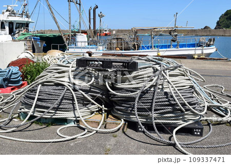 漁港に置かれた漁師の漁具 109337471