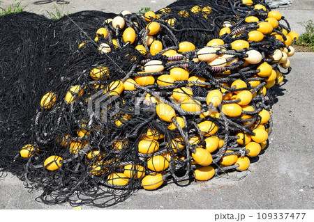 漁港に置かれた漁師の漁具 漁港に置かれた漁師の漁具 109337477