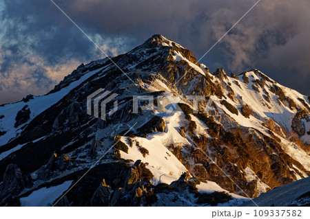 燕山荘付近から見る朝焼けの北アルプス・燕岳 燕山荘付近から見る朝焼けの北アルプス・燕岳 109337582