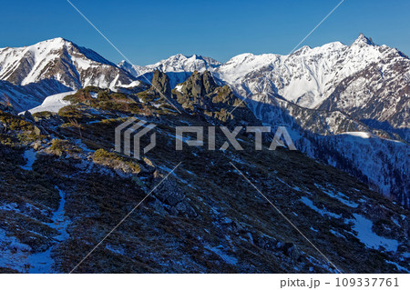 表銀座縦走路から見る蛙岩と槍・穂高連峰・大天井岳 109337761