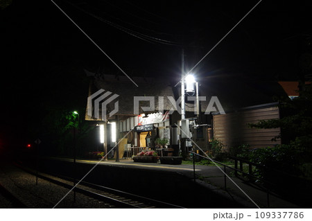 会津鉄道 夜の湯野上温泉駅茅葺屋根駅舎 会津鉄道 夜の湯野上温泉駅茅葺屋根駅舎 109337786