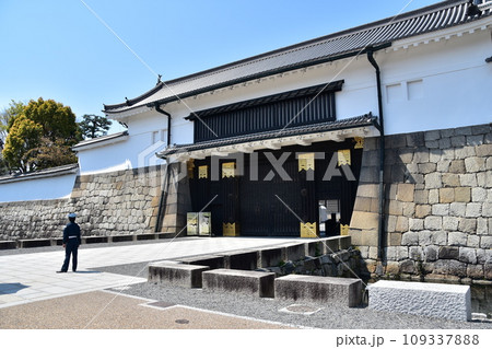 日本の春の京都　世界遺産の二条城　美しい城壁と入城門と青空 109337888