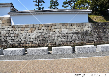 日本の春の京都 世界遺産の二条城 美しい城壁と青空 日本の春の京都 世界遺産の二条城 美しい城壁と青空 109337893