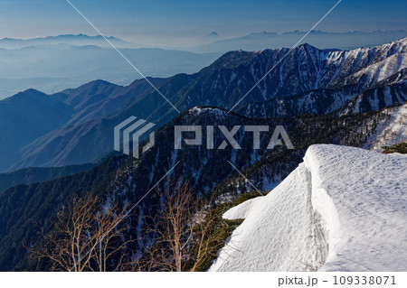 残雪の北アルプス・表銀座縦走路から見る八ヶ岳・富士山・南アルプス 109338071