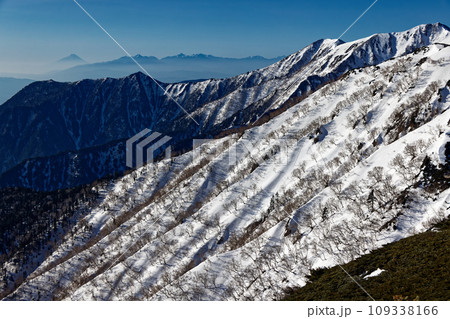 北アルプス・表銀座縦走路から見る富士山と南アルプス 109338166