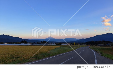 夕暮れ 富士山 田舎 夕暮れ 富士山 田舎 109338717