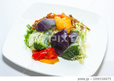 1/3日分の野菜が採れるサラダ 109338875