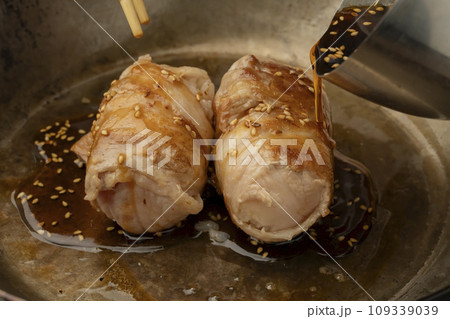 肉巻きおにぎり   焼く  肉巻きおにぎり   焼く  109339039