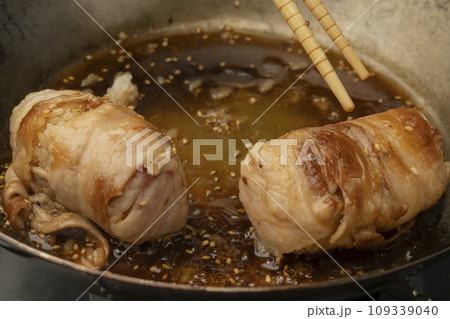 肉巻きおにぎり 焼く 肉巻きおにぎり 焼く 109339040