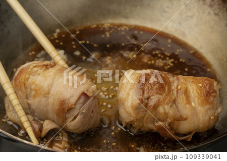 肉巻きおにぎり   焼く　 109339041