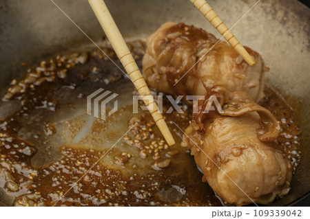 肉巻きおにぎり   焼く　 109339042