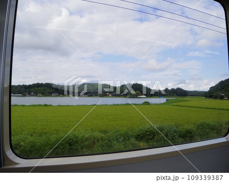 のと鉄道 普通列車 入り江車窓 109339387