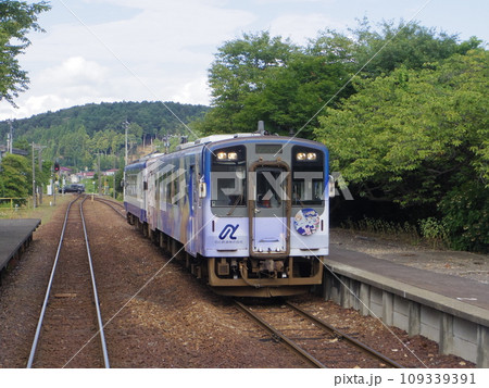 のと鉄道 普通列車 車窓 花咲くいろはラッピング車 109339391