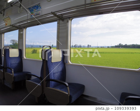 のと鉄道 普通列車 入り江車窓 109339393