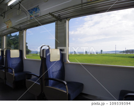 のと鉄道 普通列車 入り江車窓 109339394