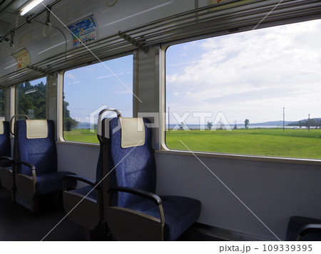 のと鉄道 普通列車 入り江車窓 109339395