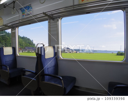 のと鉄道 普通列車 入り江車窓 109339398