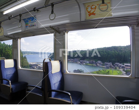 のと鉄道 普通列車 車窓 中島漁港 のと鉄道 普通列車 車窓 中島漁港 109339404