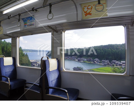 のと鉄道 普通列車 車窓 中島漁港 のと鉄道 普通列車 車窓 中島漁港 109339407