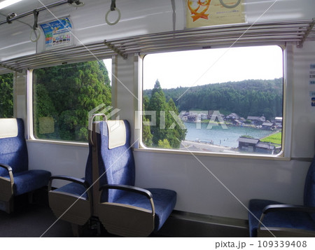 のと鉄道 普通列車 車窓 中島漁港 109339408