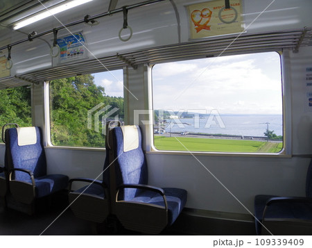 のと鉄道 普通列車 車窓 中島漁港 109339409