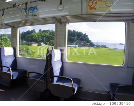 のと鉄道 普通列車 車窓 海 109339410