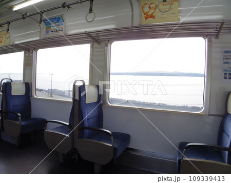 のと鉄道 普通列車 車窓 海 のと鉄道 普通列車 車窓 海 109339413