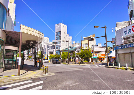 10月の秋晴れの朝の小田原、小田原駅前の錦通り入口交差点の景観 109339603