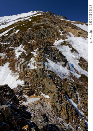 表銀座縦走路から見る槍ヶ岳と大天井岳 表銀座縦走路から見る槍ヶ岳と大天井岳 109339618
