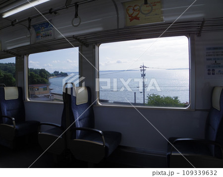 のと鉄道 普通列車 車窓 海 109339632