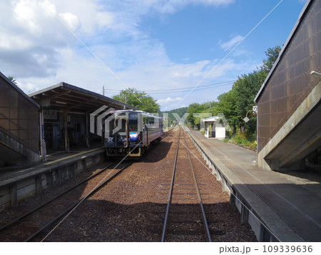 のと鉄道 普通列車 車窓 列車交換 109339636