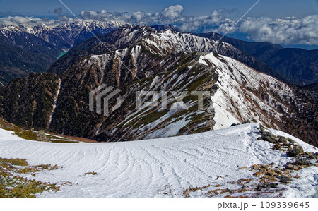 北アルプス・大天井岳から見る残雪の燕岳への稜線 109339645