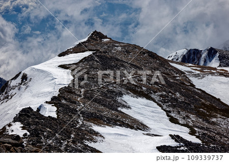 北アルプス・大天井岳から見る残雪の縦走路を行く登山者 北アルプス・大天井岳から見る残雪の縦走路を行く登山者 109339737