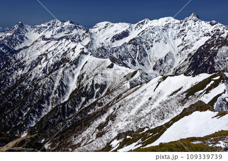 北アルプス・大天井岳から見る残雪の槍・穂高連峰 109339739