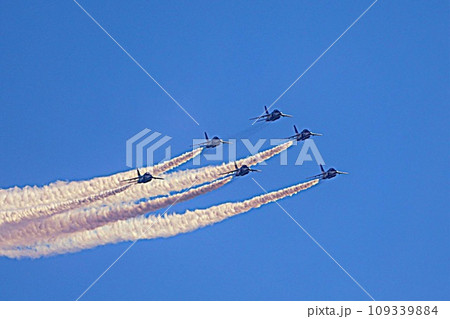 青空を飛行するブルーインパルス 109339884