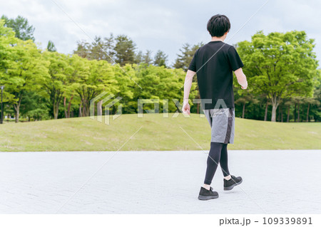 公園を歩く・ウォーキングする男性・スポーツマン・アスリート(全身) 公園を歩く・ウォーキングする男性・スポーツマン・アスリート(全身) 109339891