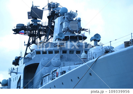 海自舞鶴基地で一般公開された、ロシア海軍のウダロイ級駆逐艦「アドミラル・トリブツ」、艦橋部分 109339956