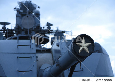 海自舞鶴基地で一般公開された、ロシア海軍のウダロイ級駆逐艦「アドミラル・トリブツ」、砲口のキャップ 109339960