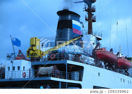 海自舞鶴基地で一般公開された、ロシア海軍の随伴補給艦「ボリス・プトマ」、艦橋部分 109339962