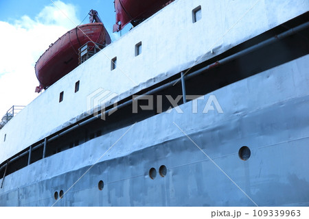海自舞鶴基地で一般公開された、ロシア海軍の随伴補給艦「ボリス・プトマ」、荒波で凹んだ外板 109339963