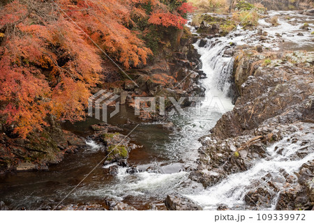 栃木県にある紅葉がとても美しい馬門の滝 栃木県にある紅葉がとても美しい馬門の滝 109339972