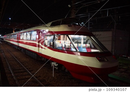 長野電鉄の風景　夜の須坂駅車両基地　特急ゆけむり（旧小田急ロマンスカー車両） 109340107