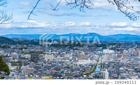 上熊本風景　桜咲く季節　観光スポット花岡山展望所から観える都市風景(熊本市) 109340111