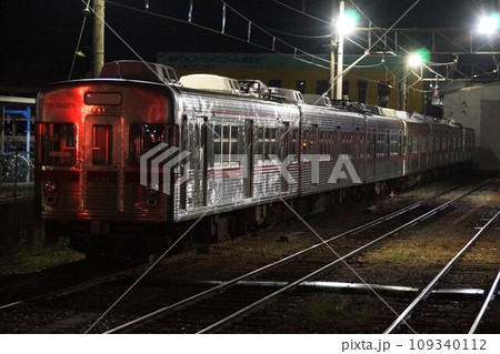 長野電鉄からの車窓風景　夜の須坂駅車両基地　（旧東京メトロ日比谷線車両） 109340112