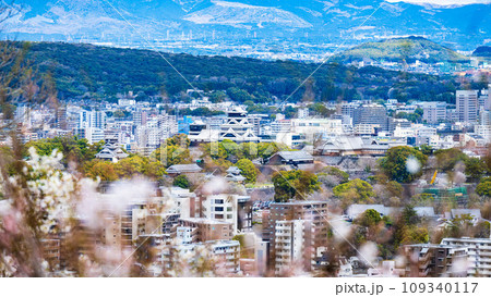 熊本城　桜咲く季節　観光スポット花岡山展望所から観える都市風景(熊本市) 109340117