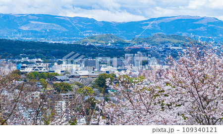 桜咲く季節 観光スポット花岡山展望所から観える都市風景(熊本市) 桜咲く季節 観光スポット花岡山展望所から観える都市風景(熊本市) 109340121