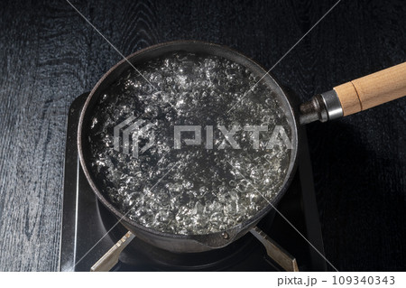 鉄鍋でお湯を沸かすシーン 109340343