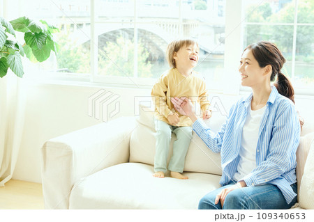 リビングでくつろぐ親子 109340653