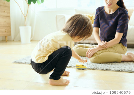 リビングで遊ぶ親子 109340679